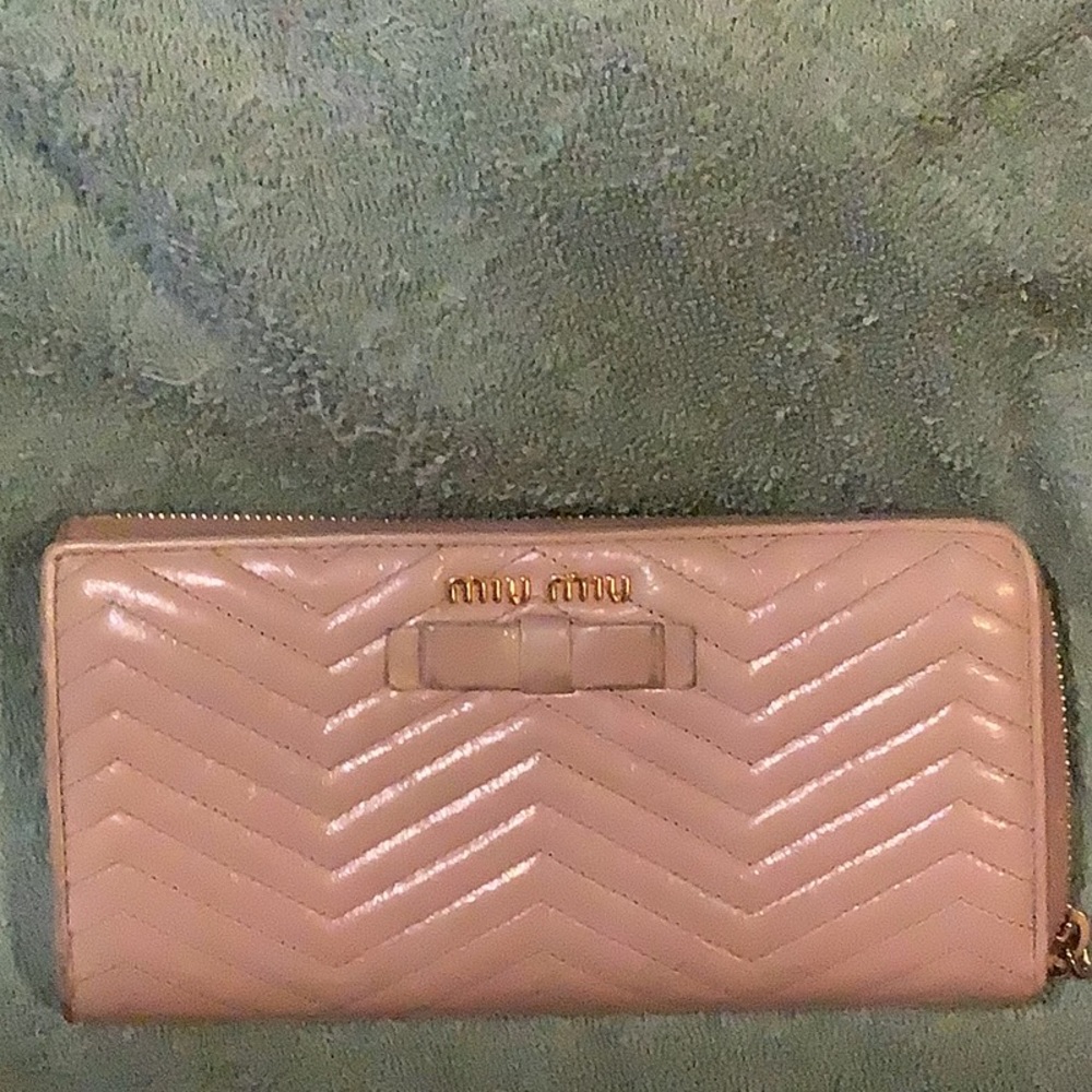 Authentic Miu Miu Ribbon Round Zip Quilted Wallet… - image 1